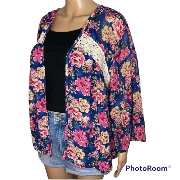 LA Hearts Pink Floral Open Flowy Short Sleeve Kimono Top With Lace Detail - Picture 2 of 4